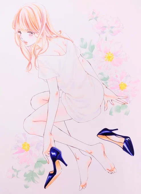 『どうしようもない僕とキスしよう』15話、香平回の扉絵。 白いハマナスの花びらは、パンプスの藍色を目立たせたかったので青系ではなくピンクにしました。 花言葉は「美しいかなしみ」。香平が藍の奥底の本音を聞いてしまう回でした。