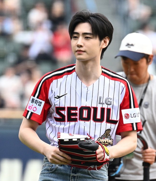 enhapopbase's tweet photo. 'Park Sunghoon Throws the First Pitch' is a Hot Topic on Red Note (Xiaohongshu) with over 19.3M people watching. https://t.co/ZlLz18ETnf
