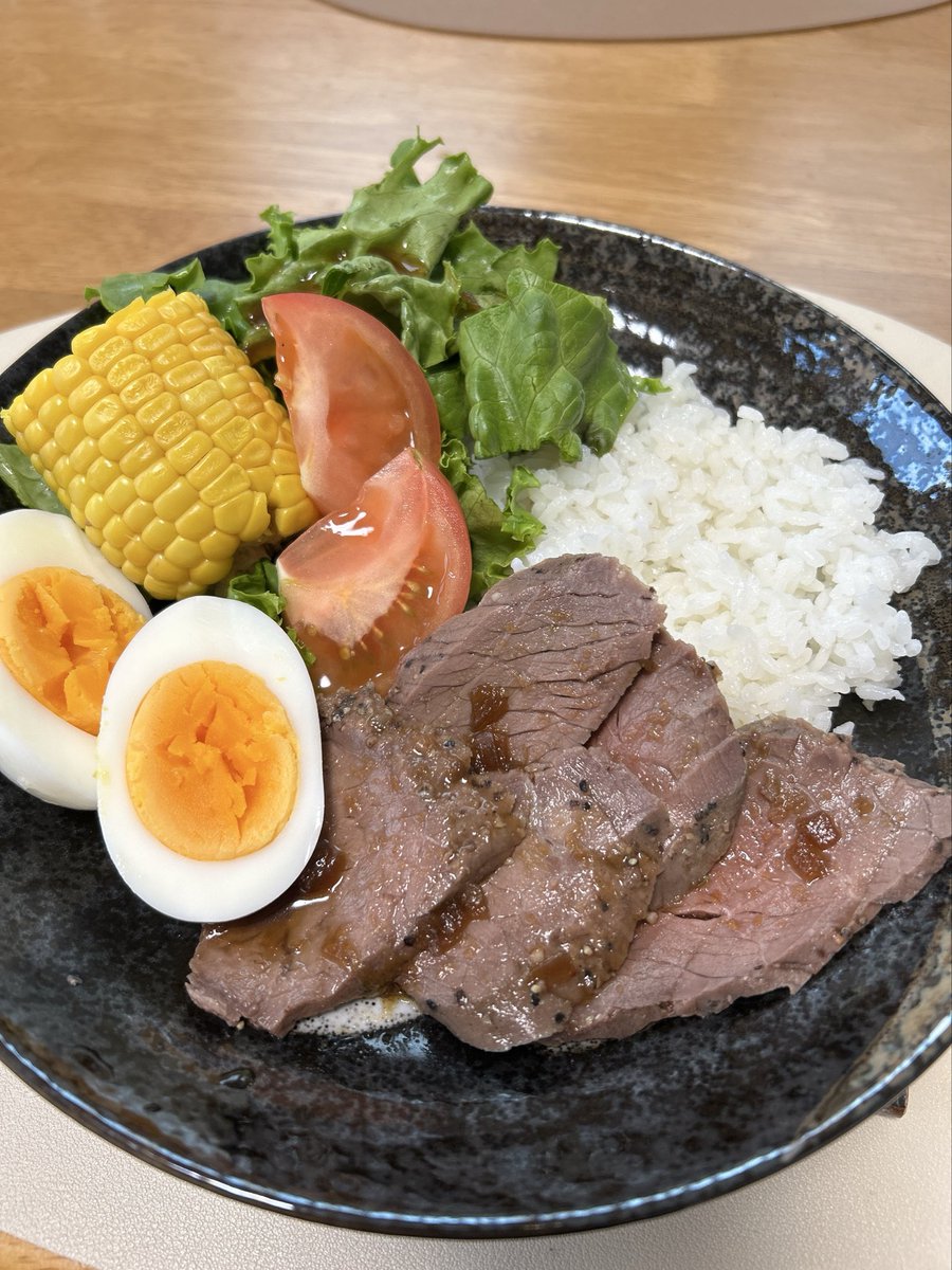 san5595246's tweet photo. ローストビーフ丼⊂(`･ω･´)⊃ﾊﾞｯ
盛り付け下手すぎた…_( 　 _ `ω､)_ https://t.co/Q9g73U6MUc
