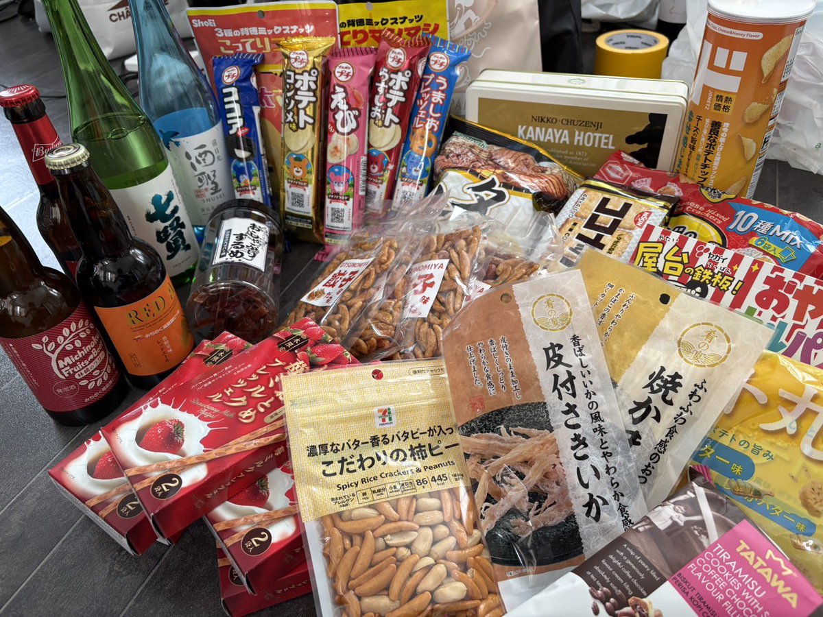 sbna0101's tweet photo. そしていつも沢山の差し入れもありがとうございます！！！
いただいたもの、メンバーで美味しくいただいております(一部のお酒は我慢しきれず撮影をする前に飲み干してしまいました🤤)
エネルギーチャージして次回のステージもがんばります✨ https://t.co/uLjTjvw7uW