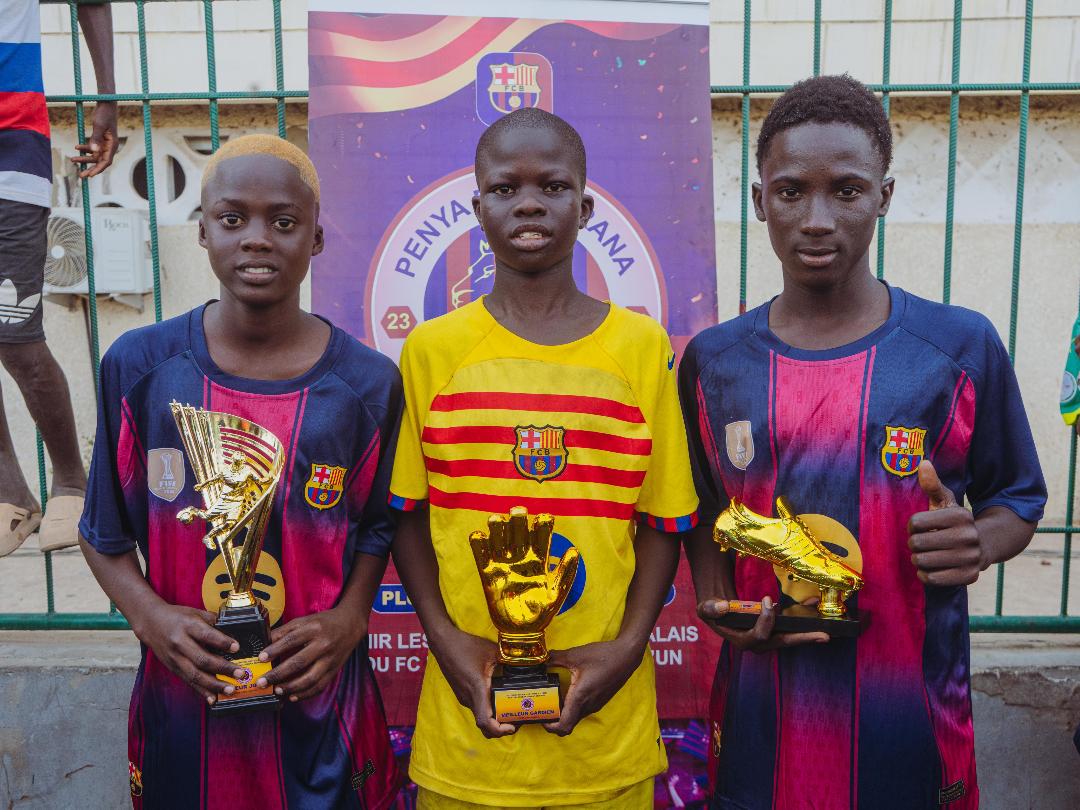 ConfePenyesFCB's tweet photo. 🏆 La @PenyaDakarPBD finalizó su 3er Torneo de Fútbol Infantil con una final vibrante y un emotivo homenaje a su patrón Mamadou Lamine Mboup.
💥 ¡El evento se consolida como una cuna de jóvenes talentos senegaleses!

📲 https://t.co/mzCSx5ZiUZ

🔵🔴 #FemBarçaFemPenya #ForçaBarça https://t.co/SZxj3HpfNP