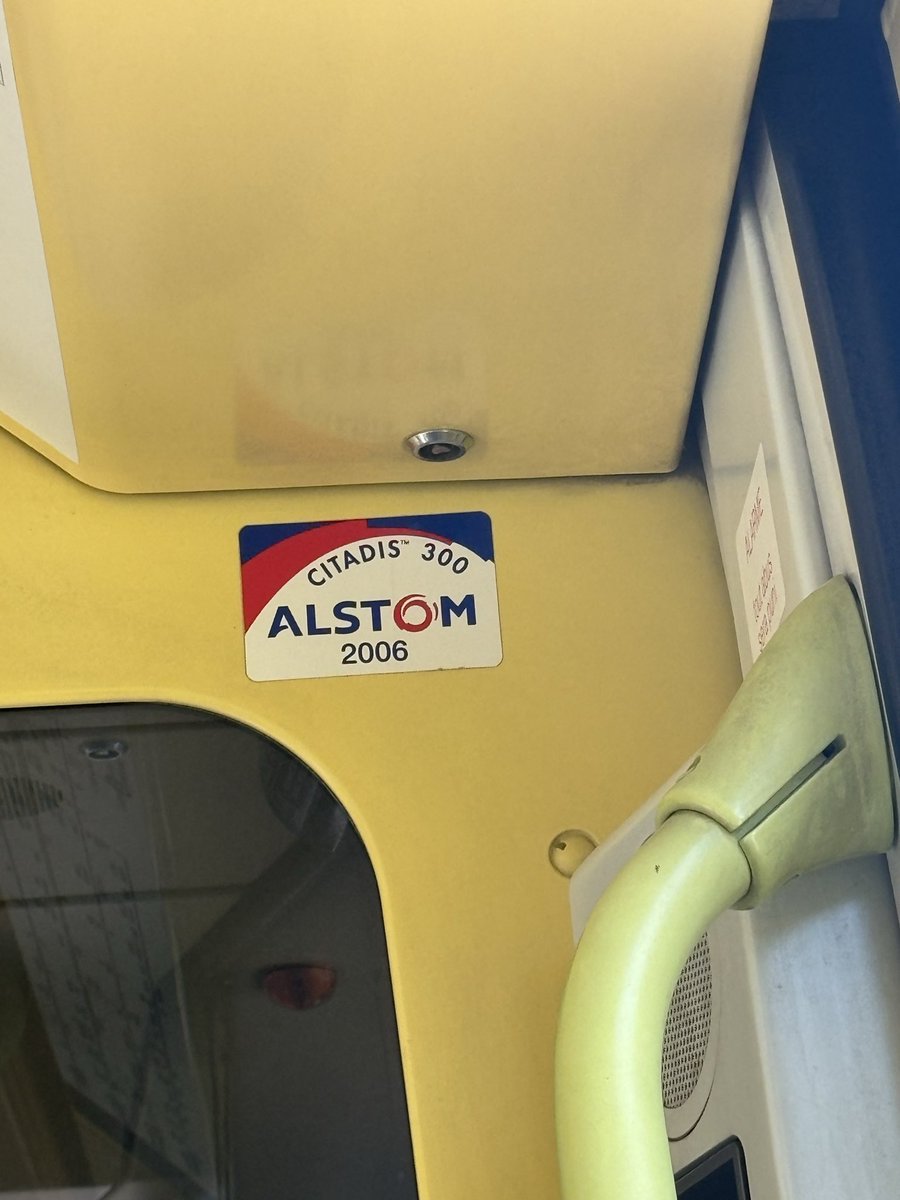 RaphD974's tweet photo. Bonjour @transportsmreso, je me demandais, pourquoi c’est un sticker citadis 300 qui est appliqué dans le tram alors qu’il s’agit d’un citadis 402 ? https://t.co/UFZfIHlEiW