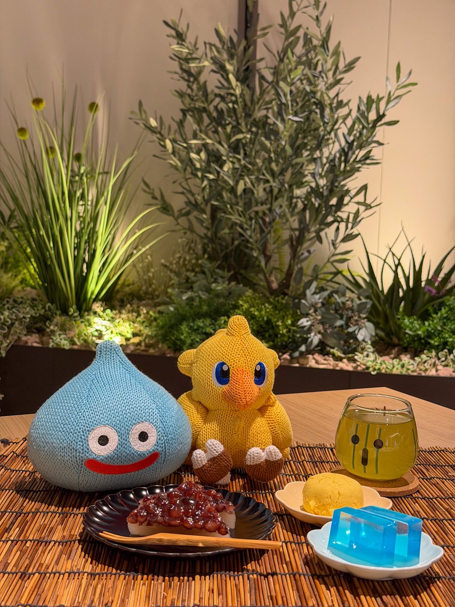 squareenix_jp's tweet photo. 【6/16は #和菓子の日】

疫病退散と健康を願って、16種のお菓子を供えたことが起源となっているそう。

季節の和菓子「水無月」と、スライム＆チョコボカラーの和菓子で一服🍵 https://t.co/aHRTZI5cXo