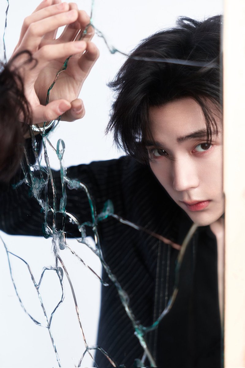 zhyyiran's tweet photo. Dark markings run deep, exuding a noble and icy aura. Within the shattered mirror, he is both the character in conversation and the one breaking free from all restraints. https://t.co/CQEGzzhcIz