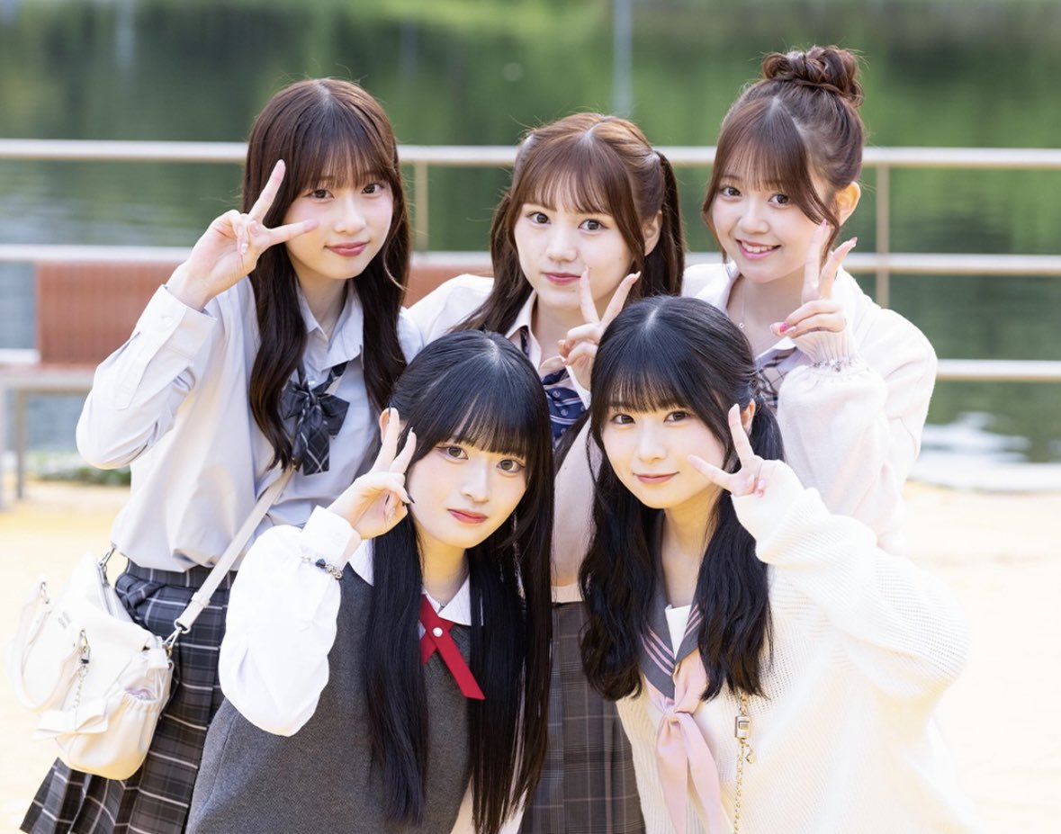 62luv62's tweet photo. しゅんくんとお話ししている女の子黒髪に見えるからたまきちゃんかるるちゃんかな……！？ #今日好き https://t.co/el3vWGyyOc