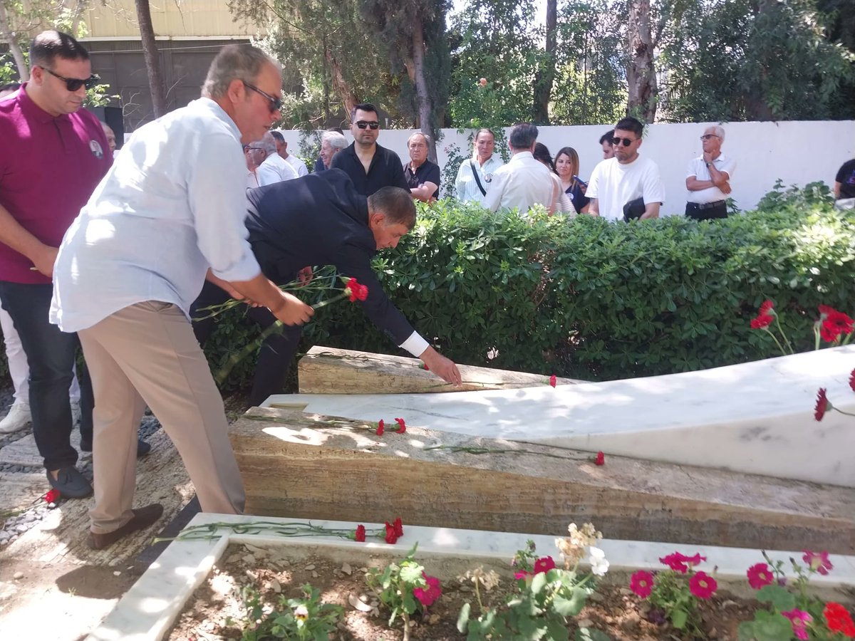 demokratgundem's tweet photo. 🔴 Kent tarihine yön veren efsane başkan

🚨 Ahmet Piriştina, vefatının 22’nci yıl dönümünde Narlıdere Mezarlığı’ndaki kabri başında anıldı.

📌Törene katılan İzmir Büyükşehir Belediye Başkanı Cemil Tugay, "Ahmet Piriştina’ya duyulan sevgi ve saygı hiç azalmadı, çok fazla insan ona minnet duyuyor" derken; aile adına konuşan Levent Piriştina, yıllardır kendilerini yalnız bırakmayan yurttaşlara teşekkür etti.

Tüm detaylar 👇

https://t.co/IAo7zyQ9H8

#ahmetpiristina #izmir #demokratgundem