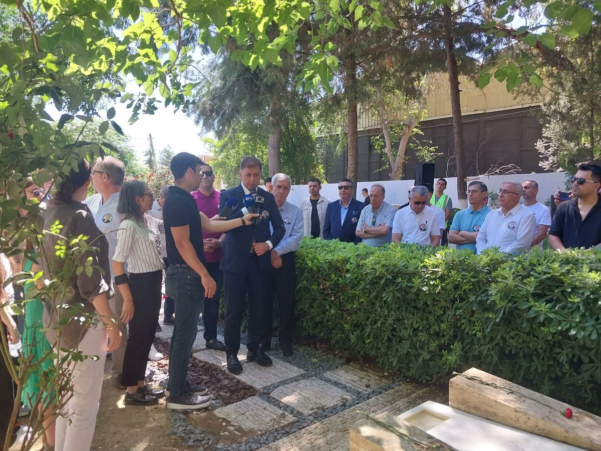 demokratgundem's tweet photo. 🔴 Kent tarihine yön veren efsane başkan

🚨 Ahmet Piriştina, vefatının 22’nci yıl dönümünde Narlıdere Mezarlığı’ndaki kabri başında anıldı.

📌Törene katılan İzmir Büyükşehir Belediye Başkanı Cemil Tugay, "Ahmet Piriştina’ya duyulan sevgi ve saygı hiç azalmadı, çok fazla insan ona minnet duyuyor" derken; aile adına konuşan Levent Piriştina, yıllardır kendilerini yalnız bırakmayan yurttaşlara teşekkür etti.

Tüm detaylar 👇

https://t.co/IAo7zyQ9H8

#ahmetpiristina #izmir #demokratgundem