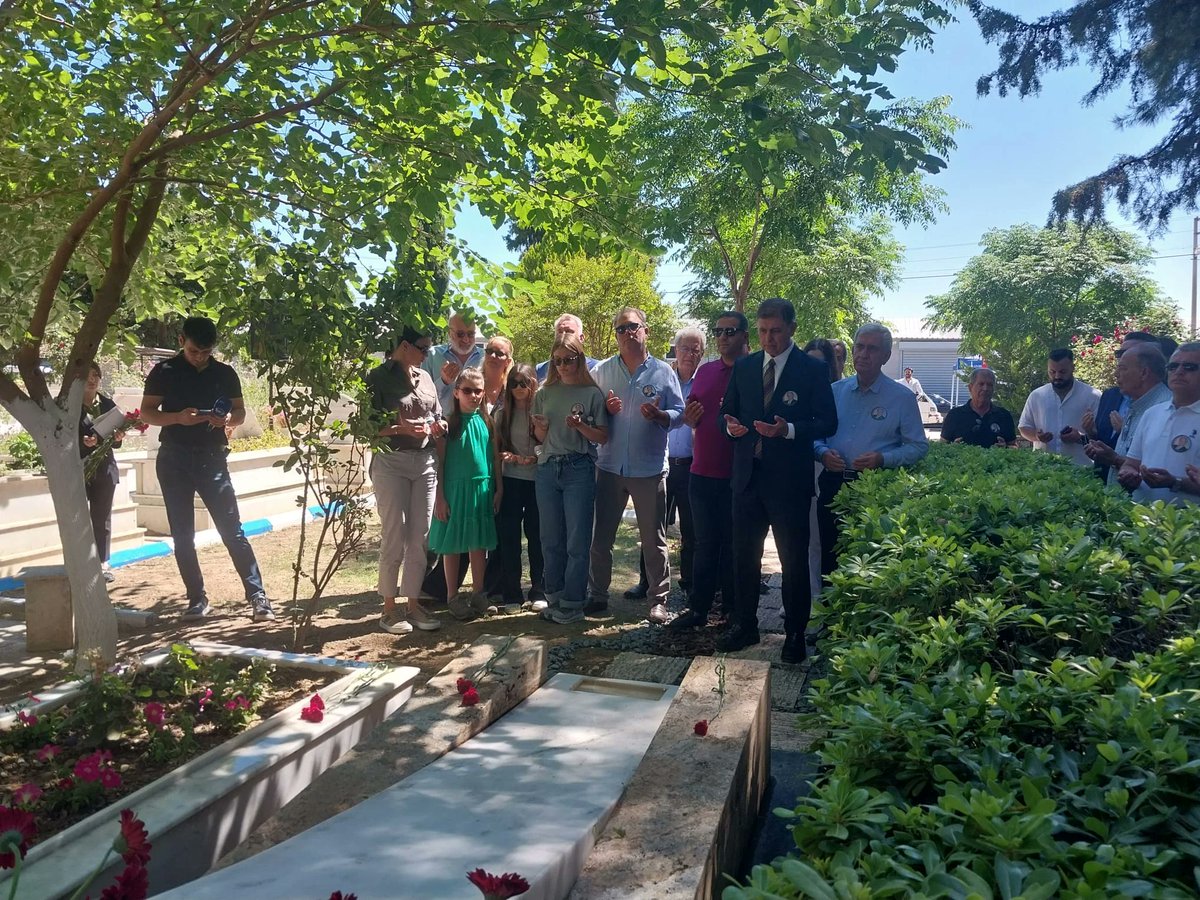 demokratgundem's tweet photo. 🔴 Kent tarihine yön veren efsane başkan

🚨 Ahmet Piriştina, vefatının 22’nci yıl dönümünde Narlıdere Mezarlığı’ndaki kabri başında anıldı.

📌Törene katılan İzmir Büyükşehir Belediye Başkanı Cemil Tugay, "Ahmet Piriştina’ya duyulan sevgi ve saygı hiç azalmadı, çok fazla insan ona minnet duyuyor" derken; aile adına konuşan Levent Piriştina, yıllardır kendilerini yalnız bırakmayan yurttaşlara teşekkür etti.

Tüm detaylar 👇

https://t.co/IAo7zyQ9H8

#ahmetpiristina #izmir #demokratgundem
