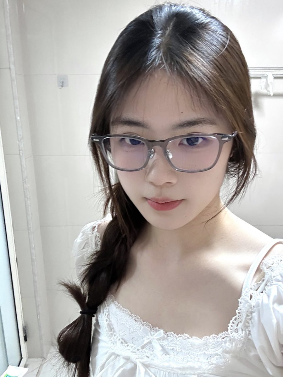 tLsCPpKG's tweet photo. 認真問一下  
戴眼鏡的女生真的有加分嗎？ https://t.co/is3aP1b0LJ