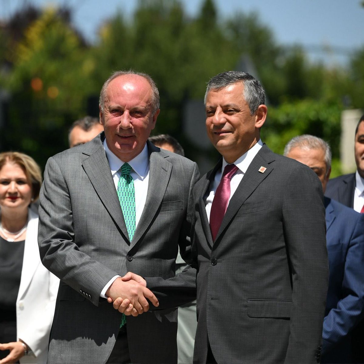 siyahsancakx's tweet photo. ⚪️ İsmail Saymaz: 

“Muharrem İnce CHP'ye katılırken, Özgür Özel ile görüşmeleri sırasında 'Butlan kararı var. Memleket Partisi elimizin altında bulunsun, kapatmayalım. Ben döneyim ama kurucular kurulu dursun. Parti açık kalsın, 1-2 yıl dursun.' diyor.”

“Özgür Özel de 'Butlan kararı çıkmaz zaten, gerek yok.' diyor.”

“O gün ihtiyatlı davranılsaydı, bugün belki de CHP'liler için en uygun parti orası olabilirdi.”