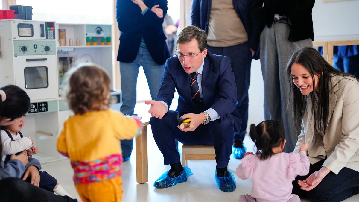 GermanGorraiz's tweet photo. ¿Querella contra Almeida?
La publicación de los datos de filiación de las trabajadoras de Educación Infantil entrarían  en la categoría de "información reservada de la administración" que causa un grave daño a terceros y la pena sería de 1 año de prisión y 3 de inhabilitación. https://t.co/YysNgp4eY6