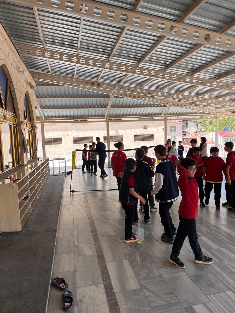 torulgm's tweet photo. ÇEDES Projesi kapsamında Torul Merkez Camii’nde öğrencilerimizle halat çekme, körling ve badminton etkinlikleri gerçekleştirdik. 

Takım ruhu ve sportif rekabetin ön planda olduğu etkinliklerde gençlerimiz keyifli vakit geçirdi.

#ÇEDES #TorulGençlikMerkezi #GSB #Torul #Gençlik https://t.co/KRa0ImBVyv