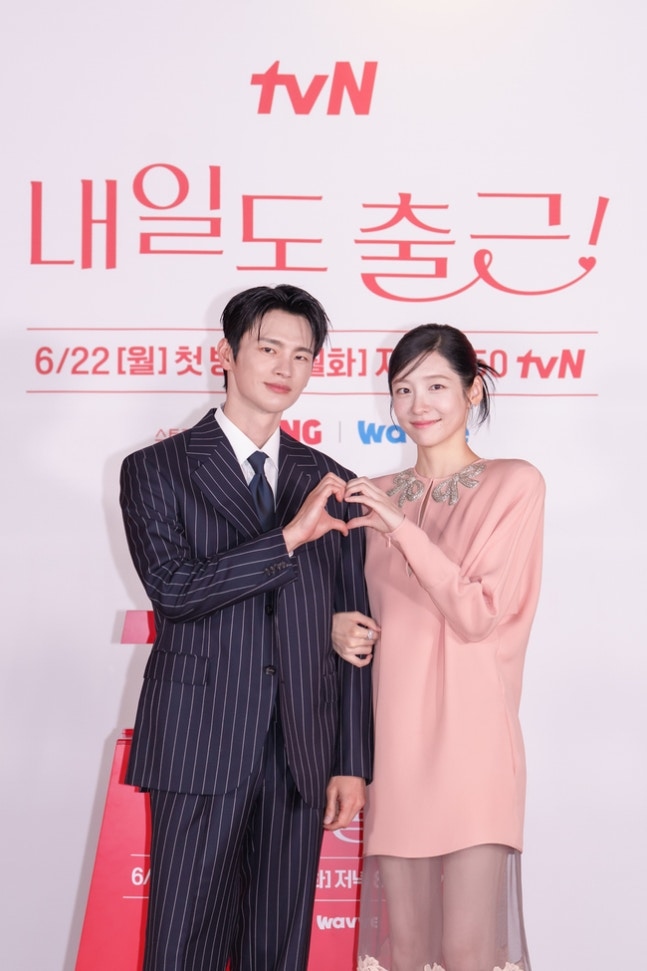 Kstyle_news's tweet photo. ソ・イングク＆パク・ジヒョン、ドラマ「残念ながら明日も出勤です！」制作発表会に登場！

視聴率10％超えたら「M COUNTDOWN」出演？
初共演でお互いを絶賛も🗣️
https://t.co/yA4CAp87e6 https://t.co/Wxh1NRBsFT