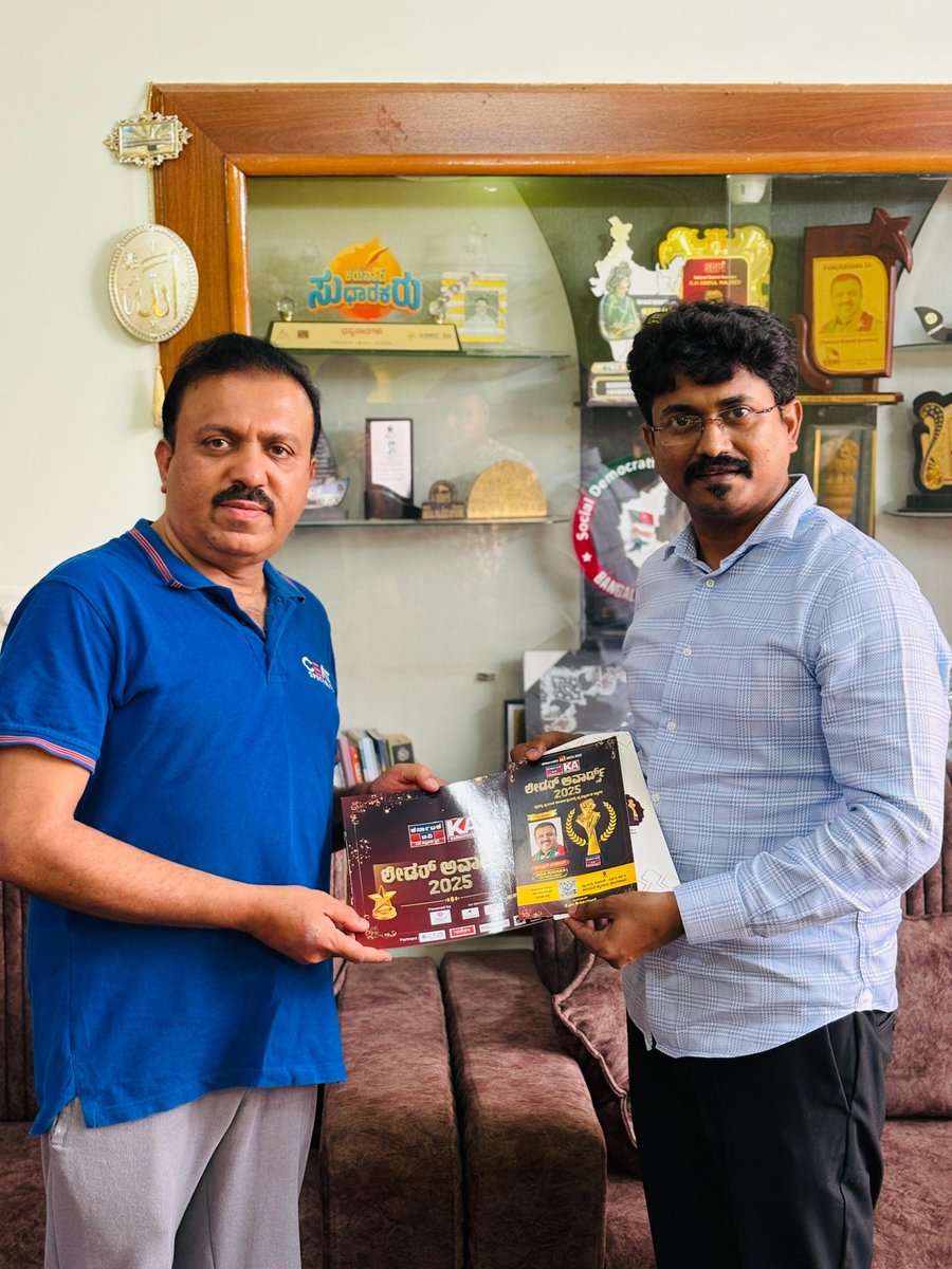 SDPI_KarPresi's tweet photo. ಕರ್ನಾಟಕ ಟಿವಿಯವರು, ಸಾರ್ವಜನಿಕರ ಅಭಿಪ್ರಾಯದ ಮೇರೆಗೆ, ನೀಡುತ್ತಿರುವ ಲೀಡರ್ ಅವಾರ್ಡ್ಸ್ 2025 ಯಲ್ಲಿ #ಜನನಾಯಕ_ಜನರೊಂದಿಗೆನಿರಂತರ, ಬೆಂಗಳೂರು ವಿಭಾಗದ ಪ್ರಶಸ್ತಿಗೆ ಆಯ್ಕೆಯಾದ ನನ್ನನ್ನು ಮೈಸೂರಿನ ನನ್ನ ಸ್ವಗ್ರಹದಲ್ಲಿ ಭೇಟಿಯಾಗಿ ಲೀಡರ್ಸ್ ಅವಾರ್ಡ್ 2025 ಕಾರ್ಯಕ್ರಮಕ್ಕೆ ಆಹ್ವಾನಿಸಿದ ಕರ್ನಾಟಕ ಟಿವಿ ಮುಖ್ಯಸ್ಥರಾದ  ಕೆ. ಎಂ. ಶಿವಕುಮಾರ್ ಅವರಿಗೆ ಧನ್ಯವಾದಗಳು.