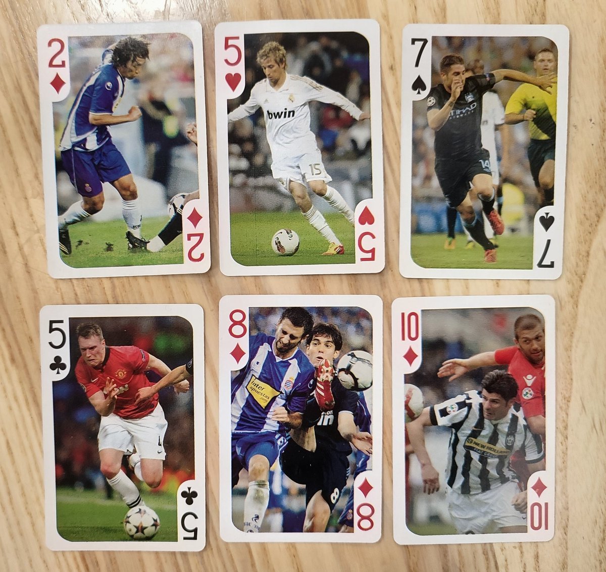 dmooretrias's tweet photo. Y aquí vienen las principales perlas introducidas por el misterioso artista de la baraja:

1 Iaquinta

1 Nakamura (con el RCD Espanyol)

1 Coentrão

1 Phil Jones 

1 Javi Garcia

1 Borriello https://t.co/TakqDGIZq8