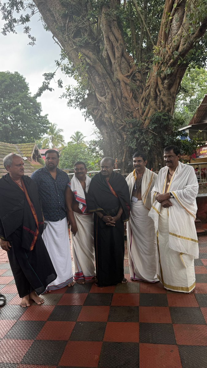 hd_kumaraswamy's tweet photo. ಶಬರಿಮಲೆ ಶ್ರೀ ಅಯ್ಯಪ್ಪ ಸ್ವಾಮಿ ದರ್ಶನಕ್ಕೆ ಯಾತ್ರೆ ಕೈಗೊಂಡ ಸಂದರ್ಭದಲ್ಲಿ ಛೋಟಾನಿಕೆರೆಯ ಶ್ರೀ ಭಗವತಿ ದೇವಸ್ಥಾನಕ್ಕೆ ತೆರಳಿ ಅಮ್ಮನವರ ದರ್ಶನ ಪಡೆದುಕೊಳ್ಳಲಾಯಿತು.
#Keralam 
#ChottanikkaraTemple https://t.co/pqTeaPLL6v