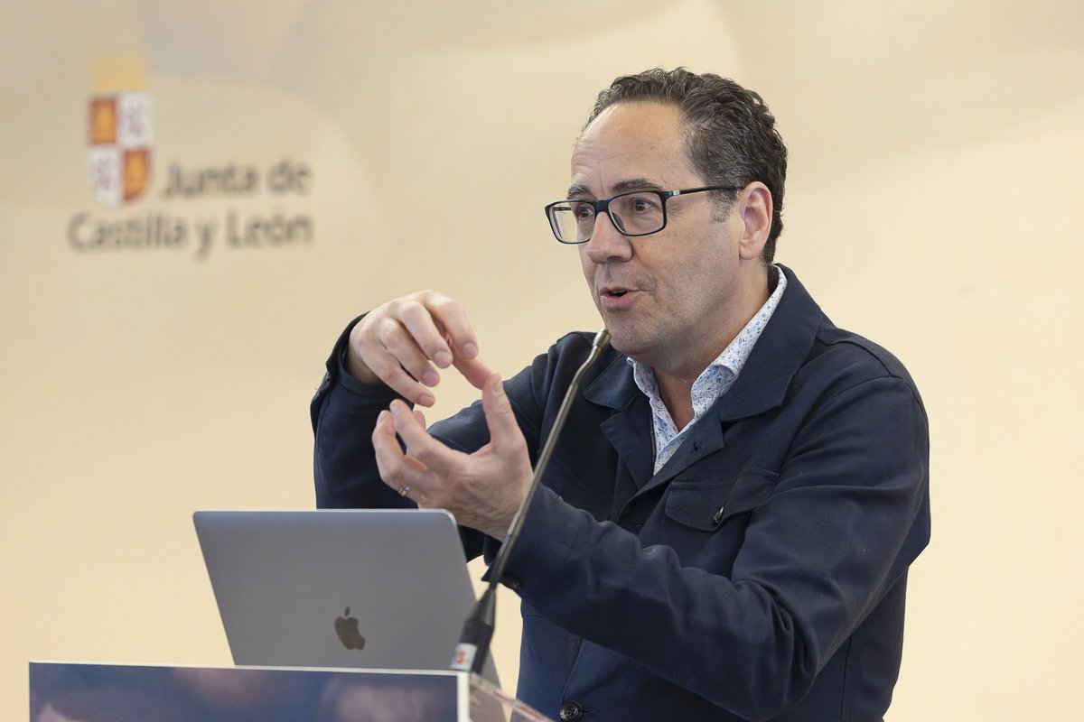 premioscincho's tweet photo. Los @premioscincho también son un espacio para aprender y ampliar conocimiento. De la mano de François Chartier (@papillesetM) , referente internacional en armonías gastronómicas, los asistentes pudieron profundizar en nuevas relaciones entre producto y sabor. 🧬 

#PremiosCincho https://t.co/JeaNtHBaHr