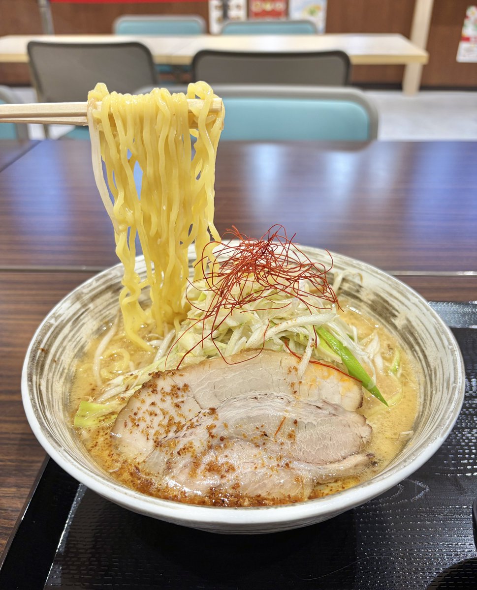 nutti77's tweet photo. 八食センター内フードコート味横丁
フルリニューアルオープン👏ﾊﾟﾁﾊﾟﾁ

天岳&amp;Nacl（ナクル）さんの
「天岳らぁ麺」食べてきました🤤
生姜とニンニクが効いた濃厚なスープで
美味しかったです♪
次は丼物を食べてみたい🍚　#八食センター https://t.co/UvOy4tSRqI