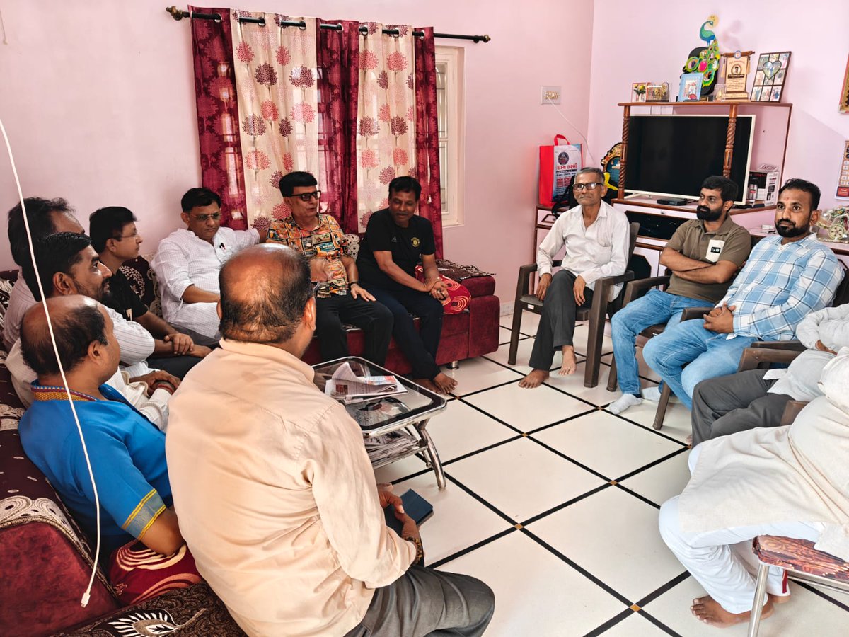 mkaswalabjp's tweet photo. લીલીયા મુકામે લુવાણા સમાજના પ્રમુખ શ્રી હિતેષભાઈ કારિયાના નિવાસસ્થાને શુભેચ્છા મુલાકાત કરી.

આ મુલાકાત દરમિયાન સમાજના વિવિધ વિષયો, સ્થાનિક વિકાસના પ્રશ્નો તથા સરકારશ્રીની જનકલ્યાણકારી યોજનાઓ અંગે સૌહાર્દપૂર્ણ ચર્ચા કરવામાં આવી. https://t.co/XBIYH355aZ