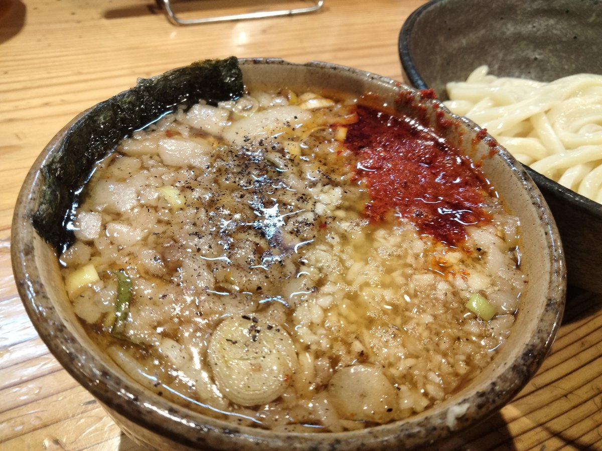 Loveit_project's tweet photo. 自家製麺うろたさん

限定のカウボナーラ！
カルボナーラ風のラーメンなのかと思いきや、これは牛骨スープ使ったカルボナーラ！提供も丼でなくパスタっぽいお皿！チーズたっぷり！美味い！

お腹に余裕あったのでくをんのつけ麺クソジャンクで。このしょっぱ美味汁が最高過ぎる…！

ご馳走様でした！ https://t.co/rFW6WSyWzx