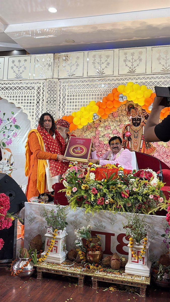 BMacharyaBJP's tweet photo. उत्सव गार्डन, विद्याधर नगर में स्वर्गीय माताजी श्रीमती राजकुमारी शर्मा जी की पुण्य स्मृति में आयोजित श्रीमद्भागवत कथा ज्ञान यज्ञ के षष्ठम दिवस पर सम्मिलित होकर कथा व्यास श्री अनिलकृष्ण शास्त्री जी महाराज की अमृतमयी वाणी में कथा श्रवण करने का सौभाग्य प्राप्त हुआ।

कथा के दौरान भगवान श्रीकृष्ण की मनोहारी बाल लीलाओं का भावपूर्ण वर्णन एवं रुक्मिणी मंगल की दिव्य कथा का रसपान कर मन भक्तिरस से सराबोर हो गया। श्रीकृष्ण भक्ति, धर्म एवं जीवन मूल्यों से ओतप्रोत इस कथा ने सभी श्रद्धालुओं को आध्यात्मिक ऊर्जा प्रदान की।

इस पावन अवसर पर श्री विक्रमनाथ जी महाराज(पालवास धाम), श्री रामदास जी महाराज चिमा बाबा(फतेहपुर) की पावन सन्निधि तथा पूर्व मंत्री श्री राजकुमार रिणवा जी की गरिमामयी उपस्थिति रही 

श्रीमद्भागवत कथा ज्ञान यज्ञ के इस अद्वितीय एवं भव्य आयोजन हेतु श्री मुरलीधर जी, प्रवीण जी एवं समस्त झखनाडिया परिवार को हार्दिक बधाई एवं मंगलमय शुभकामनाएँ।
#hathojdham
#balmukundacharyaji