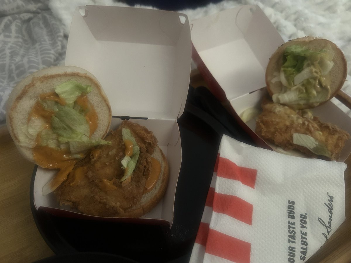 Baffled100's tweet photo. @KFCSA still asking me to provide a brief description of what went wrong!! What do you think??? I gave you images and order number however that’s not good enough then you tell me to go to the store for a remake or refund when I ordered for delivery via your APP. RURI!!! 😡😡😡 https://t.co/H8kYZxPcT4