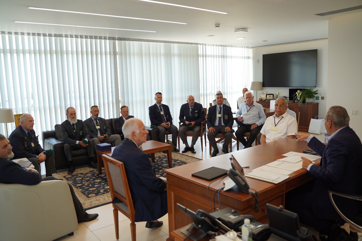 DefenceCyprus's tweet photo. Ο Υπουργός Άμυνας @PalmasVasilis δέχθηκε σήμερα στο γραφείο του αντιπροσωπεία της Πανελλήνιας Ομοσπονδίας Ειδικών Δυνάμεων. 
Η συνάντηση πραγματοποιήθηκε σε ιδιαίτερα εποικοδομητικό κλίμα, με ιδιαίτερη αναφορά στη σημασία της διατήρησης υψηλού επιπέδου επιχειρησιακής ετοιμότητας, καθώς και στη συμβολή των αποστράτων και της εφεδρείας στην ενίσχυση αυτής της προσπάθειας.