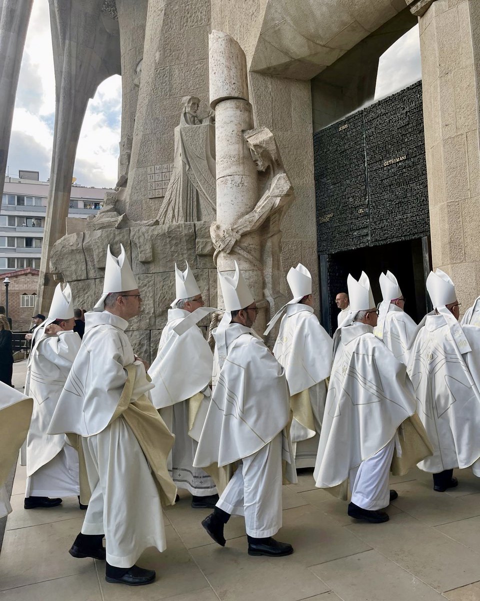 femcat's tweet photo. Un privilegi viure la inauguració de la Torre de Jesús de la @sagradafamilia coincidint amb el centenari de la mort d’Antoni Gaudí. Moment històric que posa en valor la força del nostre llegat cultural i la seva projecció al món. FER país també és preservar allò que ens fa únics. https://t.co/doppE1qjuE