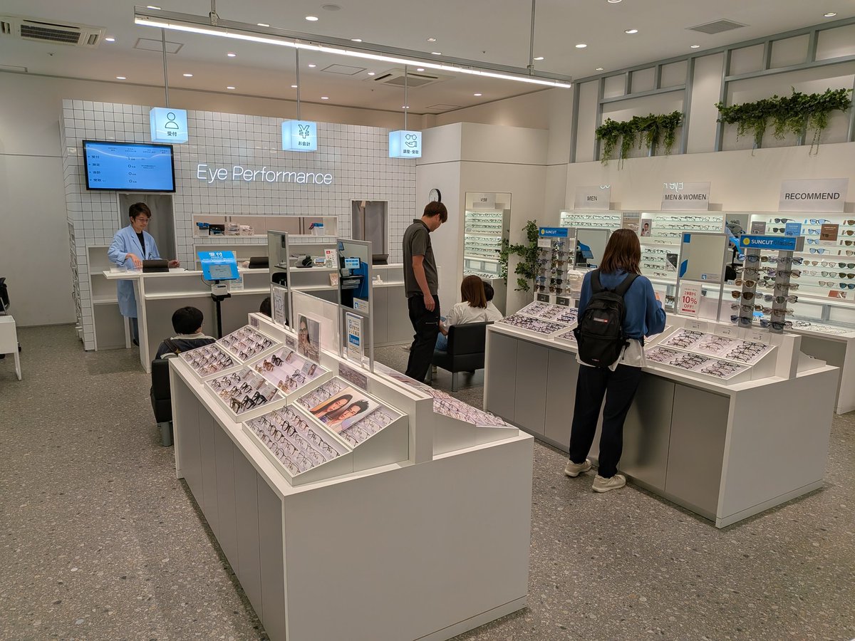 lbQncb3KwqNC0rs's tweet photo. 娘の👓️眼鏡🕶️を新調するために眼鏡店に来た。
本当は私が欲しいくらいだ🤓
本人が気に入ったものではあってよかった☺️
#Zoof
#眼鏡
# https://t.co/TtckVPkTms
