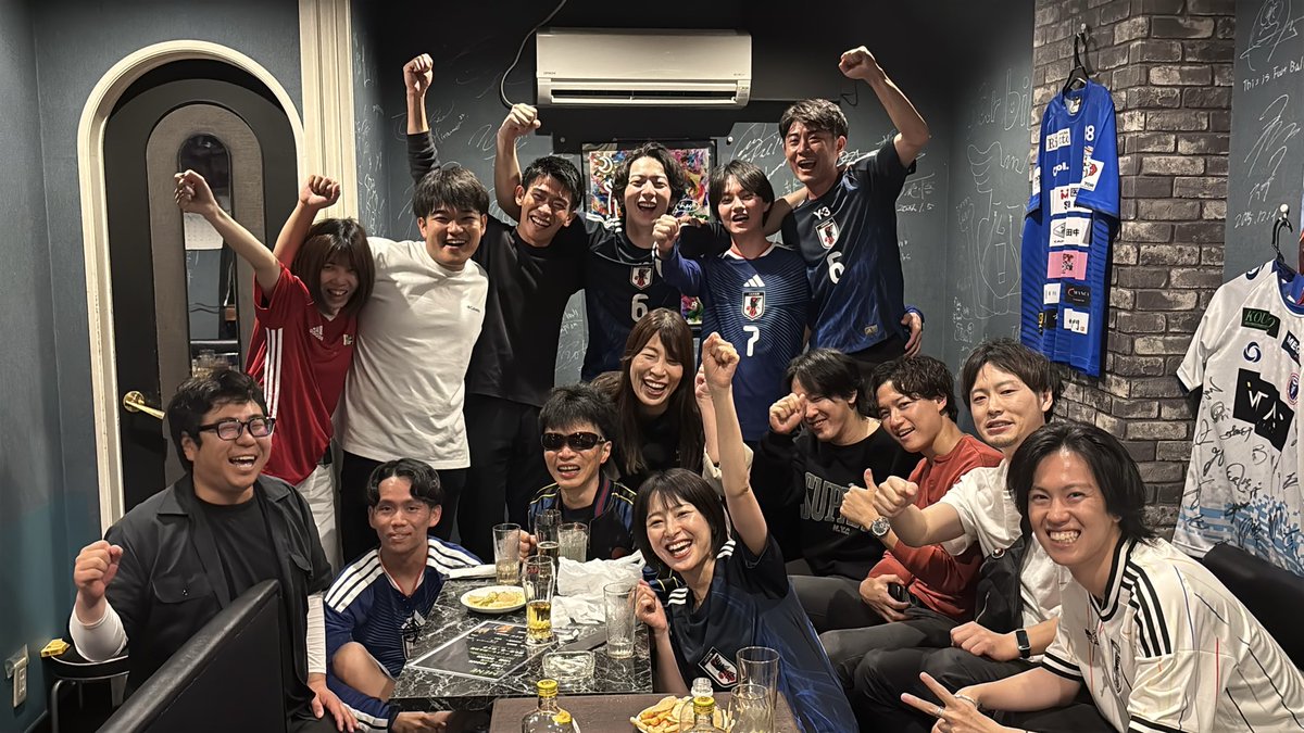 bar_bibs's tweet photo. W杯日本代表、オランダ戦🇳🇱！
お店でパブリックビューイング開催しましたが、めちゃくちゃ盛り上がりました😆✨2失点から追いつくとか、ワクワクさせてくれるねぇっ〜！！久保選手の膝の怪我だけ気がかりです

朝から集まってくれたみんな！ありがと〜⚽️🍺✨✨✨#スポーツバー　#日本代表 https://t.co/bpatHQGSD0