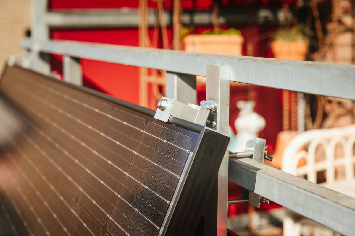 UKERCHQ's tweet photo. Today's Energy Headlines:

UK, Japan launch offshore wind compact🤝

Will plug-in solar panels help cut bills for many?🔌

Starmer overturns Miliband’s EV target🚗

Read them all here: https://t.co/S7gSmA0MND https://t.co/MHylZhnhvx