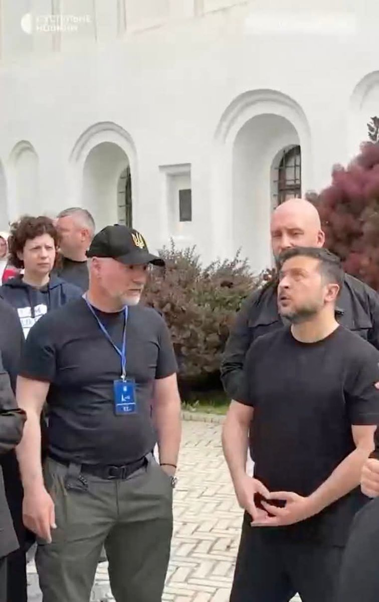 KischukYrii's tweet photo. Віктор Уколов 
Почув коментар президента, який приїхав до Києва-Печерської Лаври, тому хочу нагадати.
Вилучені у Міноборони 40 млрд грн за курсом 45,24 грн/дол - це 884 173 297 американських доларів. На ці гроші в Міноборони могли купити:
або 238 протиракет Patriot
або 884 https://t.co/vPcgBDa3pB