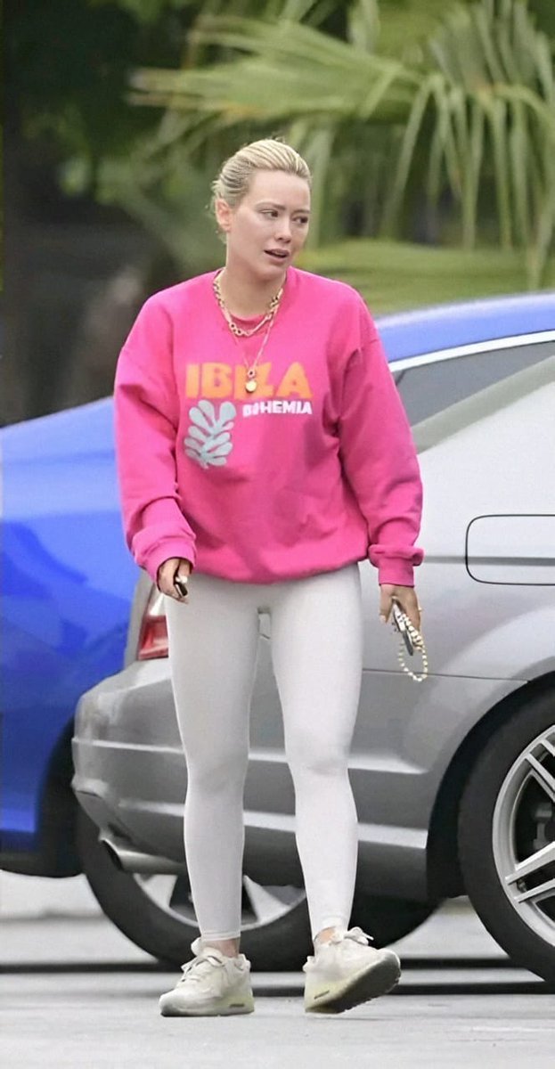 Hollywoodnewspk's tweet photo. Hilary Duff rocking an oversized Alla Berman Ibiza Bohemia boyfriend sweatshirt. https://t.co/O3KyXbnve5