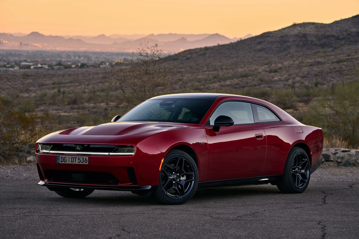 AlexXplore's tweet photo. 🇫🇷🇺🇸  La Dodge Charger Daytona électrique arrive en France, à partir de 83 990 € pour la version R/T (544 ch) et 88 490 € pour la Scat Pack (680 ch).     

⚡ Elle offre jusqu’à 510 km d’autonomie et une recharge rapide jusqu’à 183 kW.

🔊 La version Scat Pack dispose du système Fratzonic qui reproduit un puissant bruit de V8 artificiel, renforçant son caractère de muscle car électrique.    

🚗 La voiture sera vendue chez 7 revendeurs spécialisés US Cars, avec premières livraisons prévues à la rentrée 2026.    

https://t.co/czQjAJNgXL
