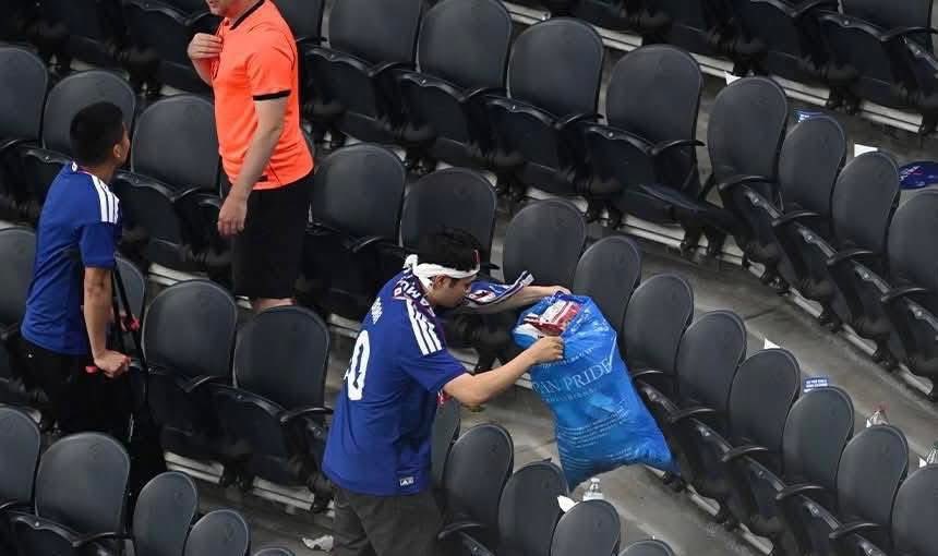 ITROriginal's tweet photo. 🚨🧹 JAPÓN VUELVE A DAR CÁTEDRA DE CULTURA EN EL MUNDIAL AL LIMPIAR LAS GRADAS

🏟️ Tras finalizar el partido entre Japón y Países Bajos, los aficionados japoneses fueron los últimos en abandonar el estadio luego de recoger la basura que había quedado en su sector.

👏 La acción permitió que las gradas quedaran limpias y ha sido aplaudida por miles de personas alrededor del mundo.

🌍 Este tipo de comportamiento se ha convertido en una tradición de la afición japonesa en torneos internacionales y vuelve a ser ejemplo de respeto y responsabilidad.

📲 El gesto ha generado numerosas reacciones positivas en redes sociales, donde muchos lo consideran una muestra de educación y cultura cívica.