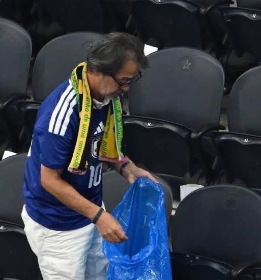 ITROriginal's tweet photo. 🚨🧹 JAPÓN VUELVE A DAR CÁTEDRA DE CULTURA EN EL MUNDIAL AL LIMPIAR LAS GRADAS

🏟️ Tras finalizar el partido entre Japón y Países Bajos, los aficionados japoneses fueron los últimos en abandonar el estadio luego de recoger la basura que había quedado en su sector.

👏 La acción permitió que las gradas quedaran limpias y ha sido aplaudida por miles de personas alrededor del mundo.

🌍 Este tipo de comportamiento se ha convertido en una tradición de la afición japonesa en torneos internacionales y vuelve a ser ejemplo de respeto y responsabilidad.

📲 El gesto ha generado numerosas reacciones positivas en redes sociales, donde muchos lo consideran una muestra de educación y cultura cívica.