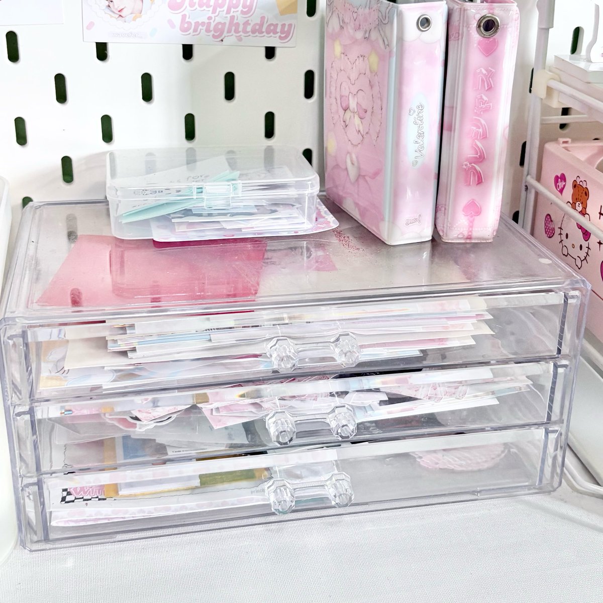 bebiibright's tweet photo. ♡ ชั้นวางของ 140 ˚.🎀༘⋆
♡ แฟ้มการ์ด 120 / 1 เล่ม ♡ รับคู่ 200฿ 🩷

⋆˚✿ ค่าส่ง 40 รับทั้งหมดส่งฟรี มีของแถม 𐔌՞. .՞𐦯 

#ตลาดนัดsanrio #ของตกแต่งโต๊ะ #ของตกแต่ง #ตลาดนัดแฟ้มการ์ด #ชั้นวางของ https://t.co/KcVn3oiBJd
