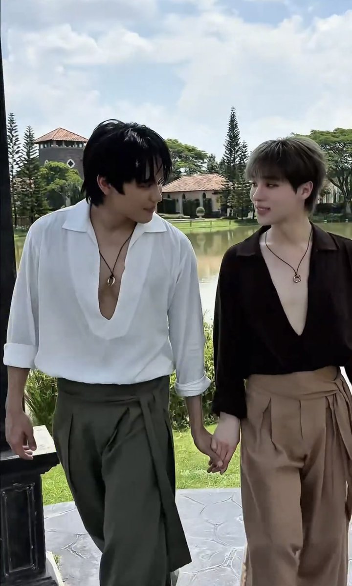yikon137's tweet photo. can they keep holding hands often 🥹🙏 because i am too down bad for that agenda 🫠

#RoyalMirageNgernOat
#ngernnn #oattrttt #ngernoat https://t.co/hBmOFLjIV5