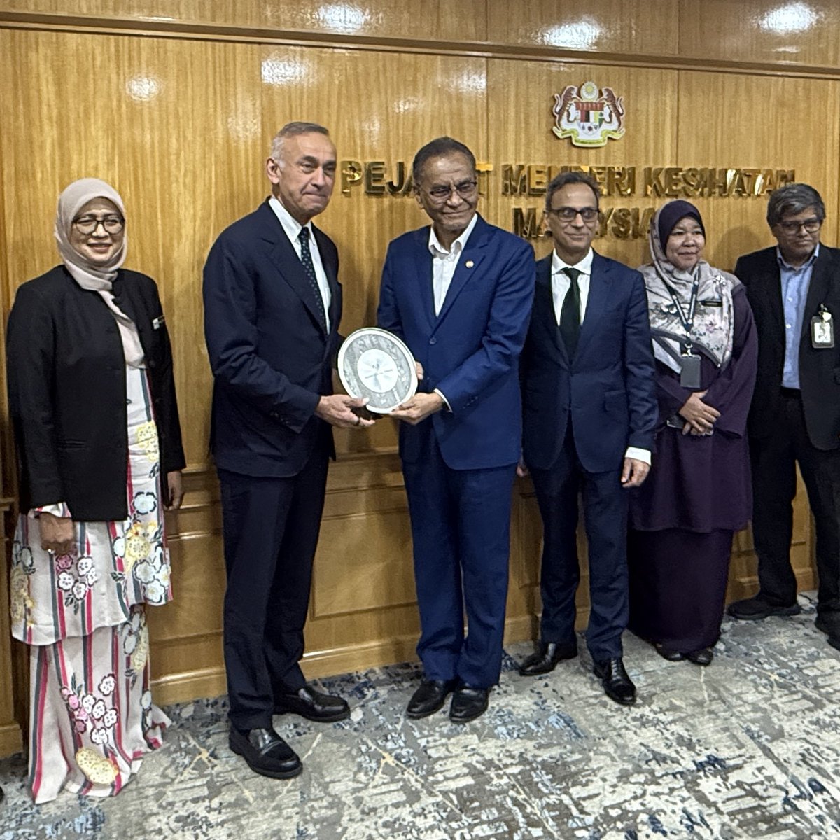 UKinMalaysia's tweet photo. HC Ajay Sharma and Professor Lord Ara Darzi, Executive Chair of @fleminginitiative, paid a courtesy call to @KKMPutrajaya Minister, Datuk Seri Dr @dzulkefly_ahmad, to discuss #antimicrobial resistance and how 🇬🇧 🇲🇾  can tackle it together, through the Fleming Initiative. https://t.co/vrFD5Gp5v8