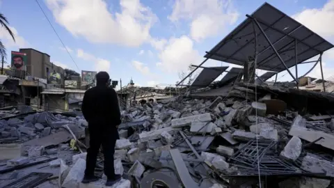 IPAZIA2025's tweet photo. #RelataRefero
#Libano: oggi nuovi bombardamenti di #Israele nel sud del Paese.
L'esercito israeliano (#IDF) sta prendendo di mira qualsiasi cosa si muova nelle vicinanze di #ElFaouqa, #KfarTebnit e #Mayfadoun"
https://t.co/nh6ClYjLlR https://t.co/rZQHUWwPKR