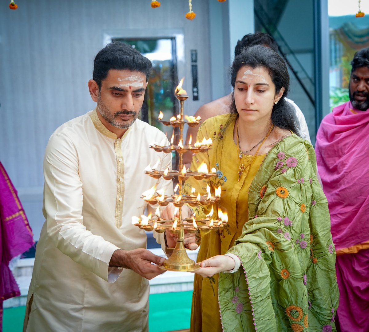 JaiTDP's tweet photo. విశిష్టమైన సోమవారం విద్య, ఐటీ శాఖల మంత్రి నారా లోకేష్, బ్రాహ్మణి దంపతులు హైదరాబాద్ నివాసంలో వేద పండితుల ఆధ్వర్యంలో ఏకాదశ మహాన్యాస పూర్వక రుద్రాభిషేకం నిర్వహించారు. ఆయురారోగ్యాలు, రాష్ట్ర ప్రగతి, ప్రజా సంక్షేమం కాంక్షిస్తూ మహాశివుడికి రుద్రాభిషేకం చేశారు. రుత్వికుల వేదమంత్రాల మధ్య లోకేష్ దంపతులు భక్తిశ్రద్ధలతో పూజలు చేశారు.
#NaraLokesh