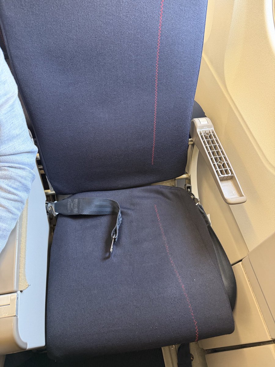 toto__'s tweet photo. @AirFranceFR ca va la vie ? #AF1149 vous pensez qu’un jour les vol BCN > CDG seront à l’heure ?
Et c’est possible d’arrêter avec les appareils vieux de plus de 30 ans ? On pense quoi de ce joli siège ? On attend que les gens se blessent ? https://t.co/kbtli5VcPz