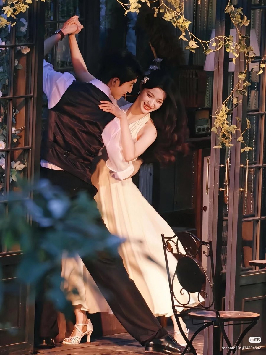 everydayzlh's tweet photo. Hi!6 repo for #Overdo promotion with leads, #zhanglinghe and wang churan 🎬

The opening featured a Republican-era themed role-play segment. Linghe was dressed in the kind of black suit outfit that Qingyi often wears. Looking especially handsome and tall. He made his entrance with the female lead, and the two performed a dance together, in a style similar to the vibe with the scene in the drama.