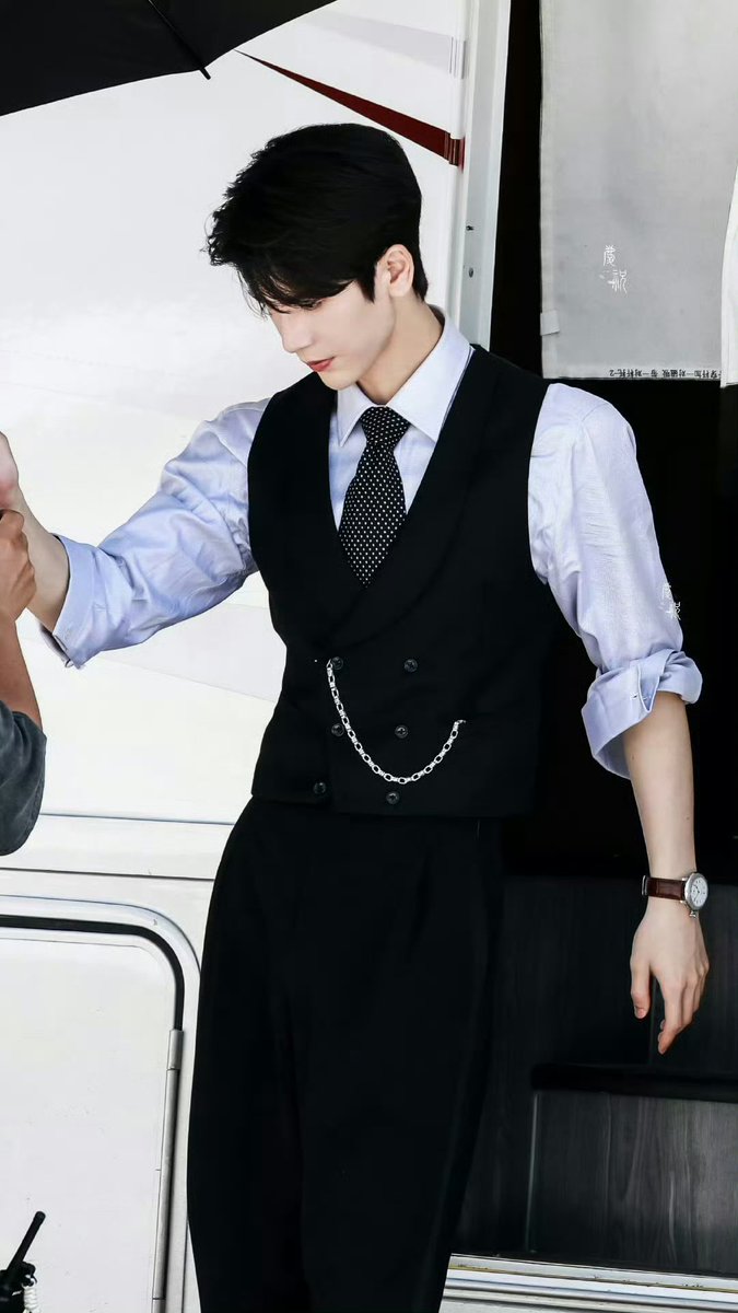 everydayzlh's tweet photo. Hi!6 repo for #Overdo promotion with leads, #zhanglinghe and wang churan 🎬

The opening featured a Republican-era themed role-play segment. Linghe was dressed in the kind of black suit outfit that Qingyi often wears. Looking especially handsome and tall. He made his entrance with the female lead, and the two performed a dance together, in a style similar to the vibe with the scene in the drama.