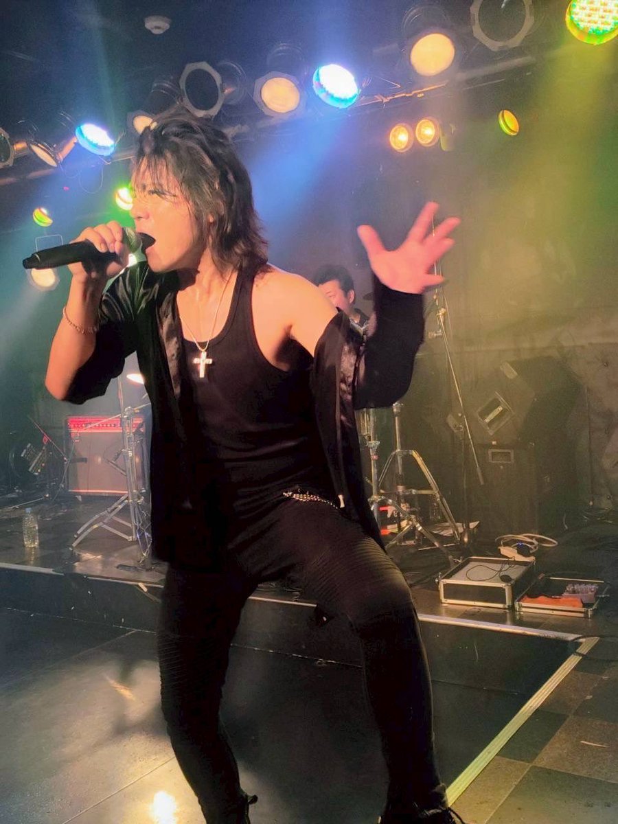 makotonton0915's tweet photo. 0613 鶴見GIGS  boøwyNight 初参加！
蓋を開けたら知り合いばっかりのバンド多くて👍1バンド目は久しぶりだったけど面白かったです！DEARPAPAはなんでまたやれればいいな^_^熱いコールthanks❣️次８月１日土目黒ライブステーションで🤝
#ボウイ
#dearpapa
#ボウイナイト
#鶴見GIGS
#ボウイトリビュート https://t.co/a81EpriMGD