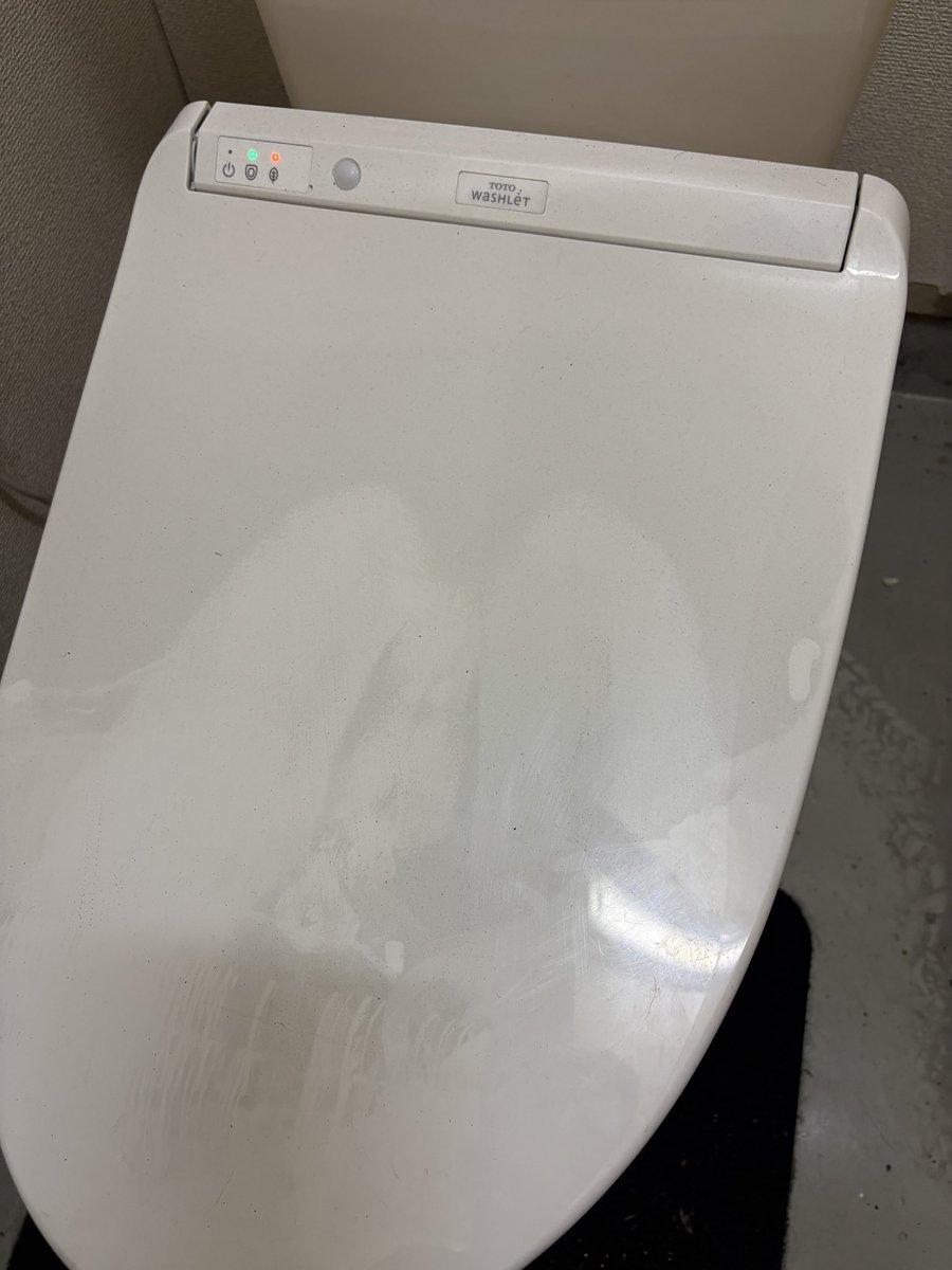 niisan237's tweet photo. 誰だよガレージのトイレ
蓋開けずに座ったのw
埃が取れてくっきり跡が残ってるwww😂 https://t.co/O5FdgCF5P3