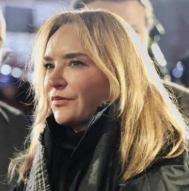 puleragema's tweet photo. #İBBDavası'nda 50.gün 

Serap Karay  80 yaşındaki annesine duyduğu özlemi anlatırken ağladı. 

Kızını mahkemede dinleyen annesi gözyaşlarına boğuldu. 

İBB Halkla İlişkiler Müdürü #SerapKaray beyanda bulunuyor.

"13 aydır tutukluyum. 

İlk günden itibaren neyle suçlandığımı, sürecin nereye gittiğini anlamaya çalıştım. 

Hayatım boyunca hiçbir zaman bir suçun içinde olmadım. 

Hiçbir zaman karakol kapısında bekleyen, mahkeme koridorlarında dolaşan ya da cezaevinin nasıl bir yer olduğunu bilen bir insan olmadım.

Cezaevinde geçen her gün, insanın yalnızca özgürlüğünden değil, alıştığı hayattan da ne kadar uzaklaşabileceğini gösteriyor. 

Bazen düşünüyorum; yirmi yılı aşkın kamu hizmetinin sonunda kendimi burada, bu şartlar altında suçsuzluğumu anlatmaya çalışırken bulacağım aklıma gelseydi inanmazdım.

Bir kadın olarak zaman zaman kendimi güvensiz hissettiğim, şüpheye düştüğüm, korkuya kapıldığım anlar oldu. 

Ancak bütün bunlardan daha ağır gelen şey, her akşam koğuş kapandığında ertesi sabah yine aynı gerçekle uyanacak olduğumu bilmekti.

Çünkü ben burada bir cezaevi hükümlüsü değilim. 

Ben hâlâ kendimin bu suçtan masum olduğu gerçeğiyle yaşıyorum. 

Buna rağmen on üç aydır hayatımın en ağır gecelerini geçiriyorum.

Benim çocuğum yok Sayın Başkanım. Eşim de yok. 

Yirmi bir yaşındayken babamı kaybettim. 

O günden sonra benim en büyük dayanağım annem, kardeşim ve yeğenim oldu.

Bugün 80 yaşına yaklaşan annemle doğduğum günden beri aynı hayatı paylaşmışızdır. 

Bu yaşa gelmiş bir annenin evladına duyduğu sevgiyi anlatmak için kelimeler yetmez.

Ben burada her gün onun için kaygılanıyorum, o da dışarıda her gün benim için kaygılanıyor. 

İnsanın en sevdiklerini kaybetmesi çok ağırdır. 

Ama bazen insanı en çok yaralayan şey, sevdiklerinin yaşadığı çaresizliğe uzaktan bakmak zorunda kalmasıdır.

Hayatın bize birlikte geçireceğimiz ne kadar zaman bırakacağını bilmiyorum. 

Bu nedenle özgürlüğüm yalnızca kendim için değil, yıllardır aynı hayatı paylaştığım ailemle geçirebileceğim kalan zaman için de çok değerlidir."