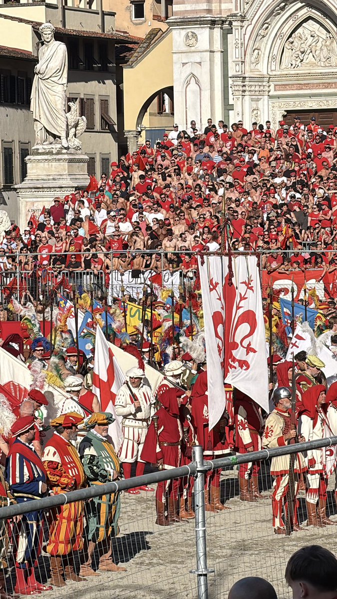 matteosaba_off's tweet photo. Sono state due semifinali per il Calcio Storico fiorentino 2026 dove per la prima volta dopo anni, si è visto un totale sbilanciamento. Verdi e Bianchi troppo distanti dalla corazzata dei Rossi e con gli Azzurri che proveranno in finale a tenere “botta”. Le regole a mio avviso vanno modificate, il tema espulsioni diventa primario e per il resto, almeno per i “miei” Verdi, serve una vera rifondazione. Detto ciò, il pubblico non perde mai, specie quello di San Giovanni. Forza Verdi, sempre e comunque! 💚