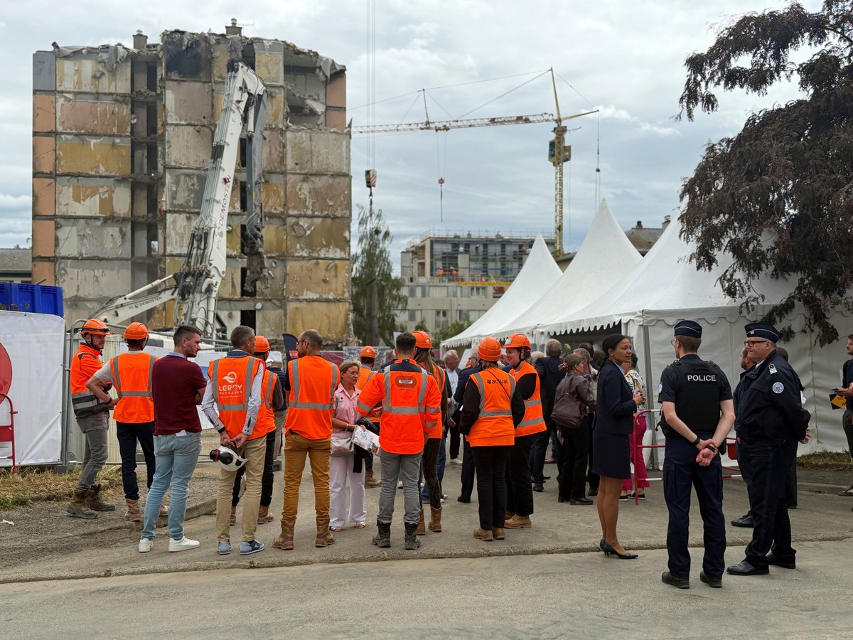 Prefet53's tweet photo. #LogementSocial #RenouvellementUrbain 

 [12/06] Nadège Baptista, préfète de la #Mayenne, était présente sur le chantier de démolition de la tour du Pavement, dans le cadre du projet de renouvellement urbain du quartier prioritaire du Pavement, soutenu par l’ANRU.

🏘️ Portée par Méduane Habitat, cette opération vise à améliorer le confort des habitants, renforcer la performance énergétique des logements et moderniser les espaces de vie.

📊 Conçu par l'agence d'architecture Latitude, ce chantier représente plus de 4⃣5⃣ millions d'euros d'investissement et transformera durablement le cadre de vie de plusieurs centaines de familles lavalloises

🇫🇷 L'État finance ce projet à hauteur de🔟millions d'euros, aux côtés des collectivités et des partenaires engagés dans ce programme de renouvellement urbain.