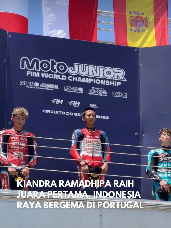 TRANSTV_CORP's tweet photo. Pebalap muda Indonesia, Kiandra Ramadhipa, sukses mengumandangkan Indonesia Raya di Portugal usai meraih kemenangan perdananya di Moto3 Junior World Championship di Sirkuit Estoril. Kemenangan ini menjadi podium keduanya musim ini setelah sebelumnya finis ketiga.

Memulai balapan dari posisi ketujuh, Kiandra berhasil merebut posisi terdepan pada lap kedelapan dan mempertahankannya hingga finis. Hasil tersebut membawanya naik ke peringkat kedua klasemen sementara Moto3 Junior 2026 dengan 51 poin, hanya terpaut tujuh poin dari pemuncak klasemen, Giulio Pugliese. Selain itu, ia juga berkompetisi di Red Bull MotoGP Rookies Cup.

Sumber: detikcom
#transuptranstv #transtv #RN